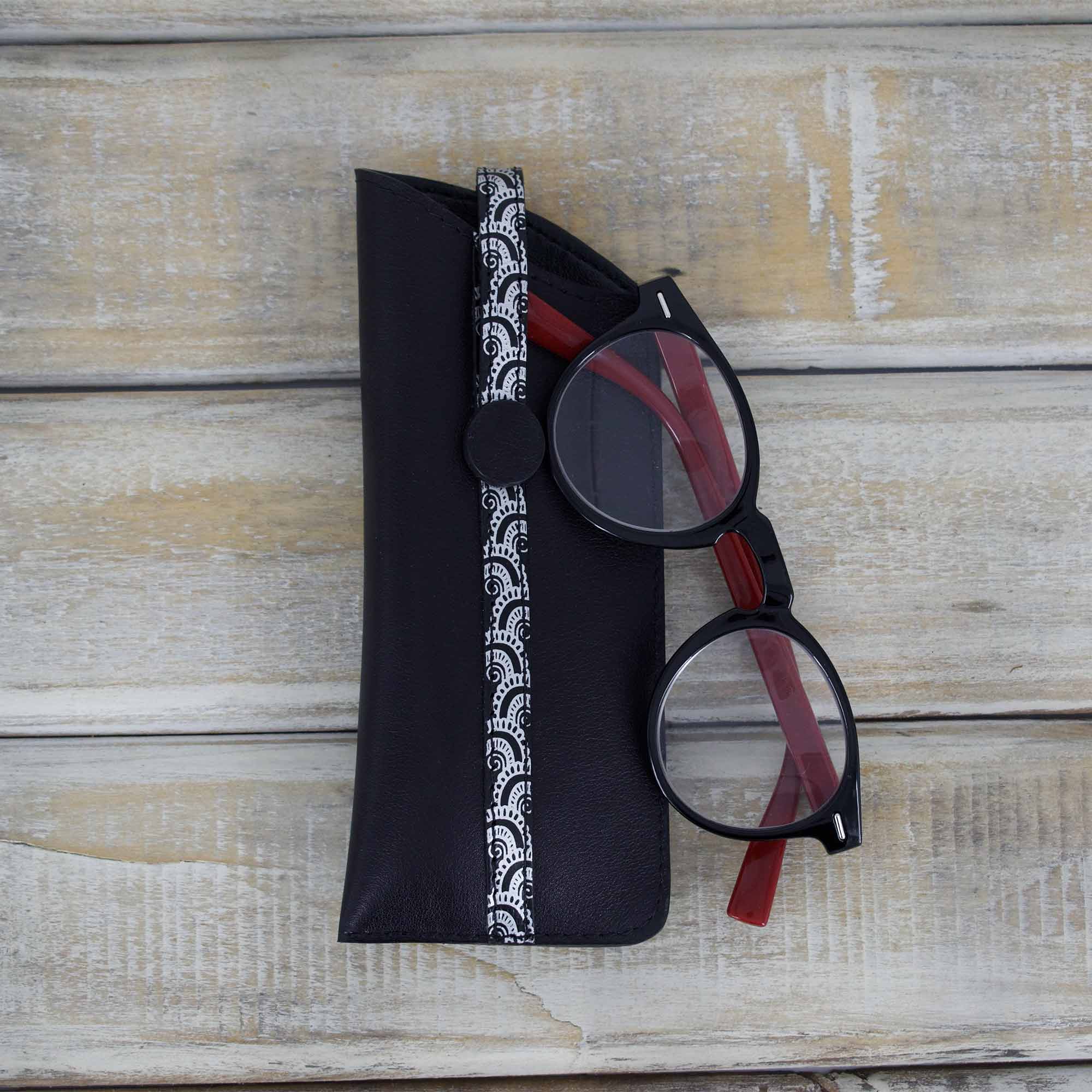 etui-a-lunettes-noir-et-argent-avec-lunettes Étui à lunettes noir et argent avec lunettes