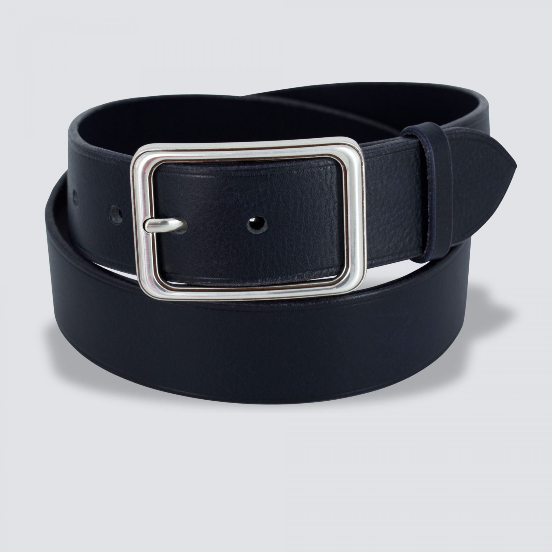 Ceinture cuir prado bleu marine enroulée fond gris