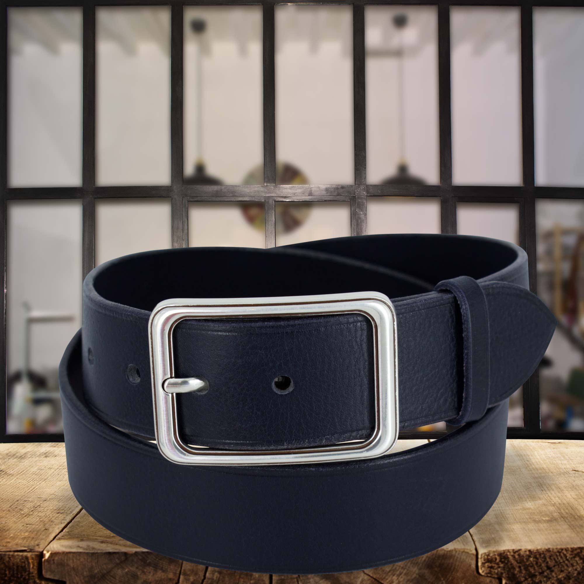 Ceinture cuir prado bleu marine enroulée