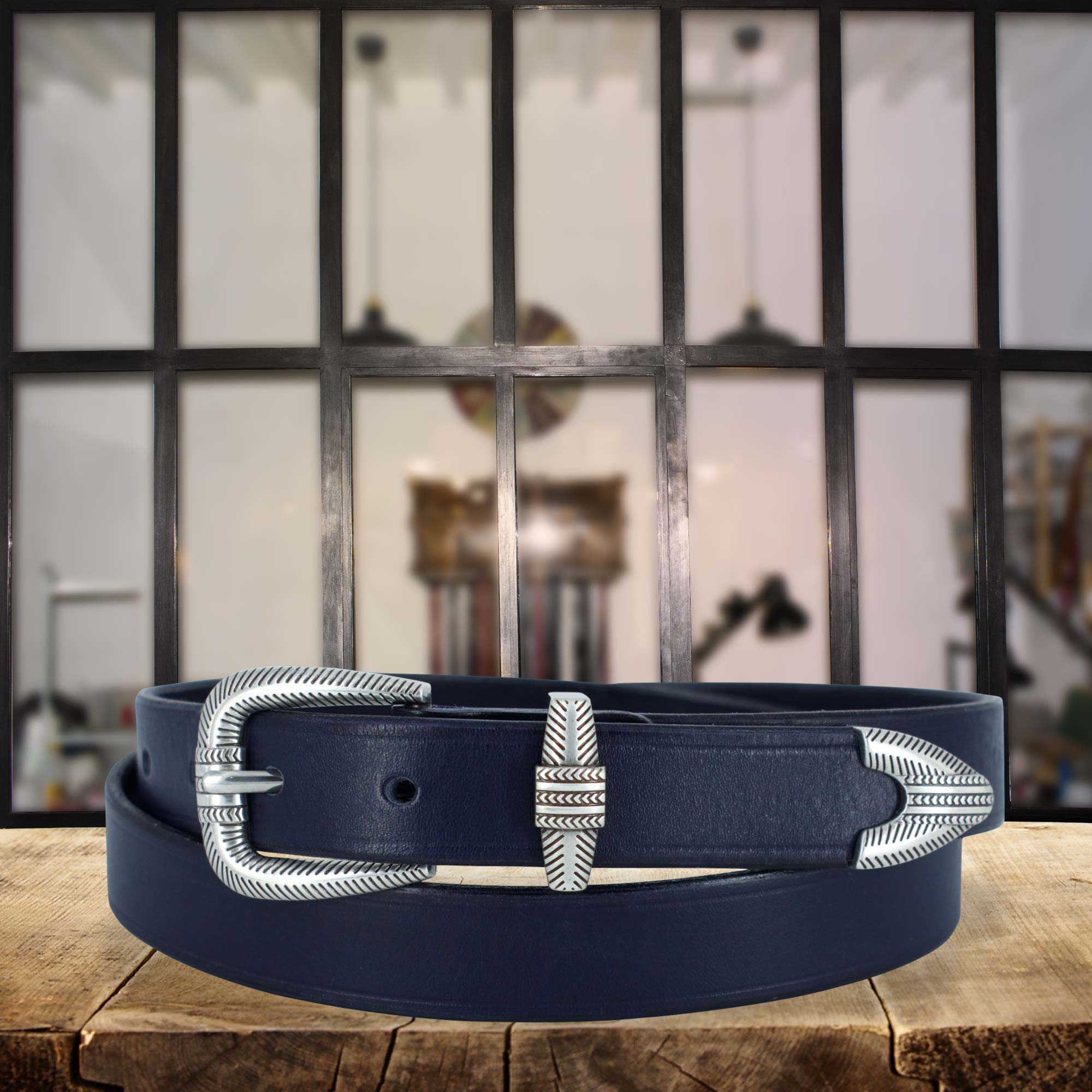 Ceinture cuir Merida bleu marine enroulée