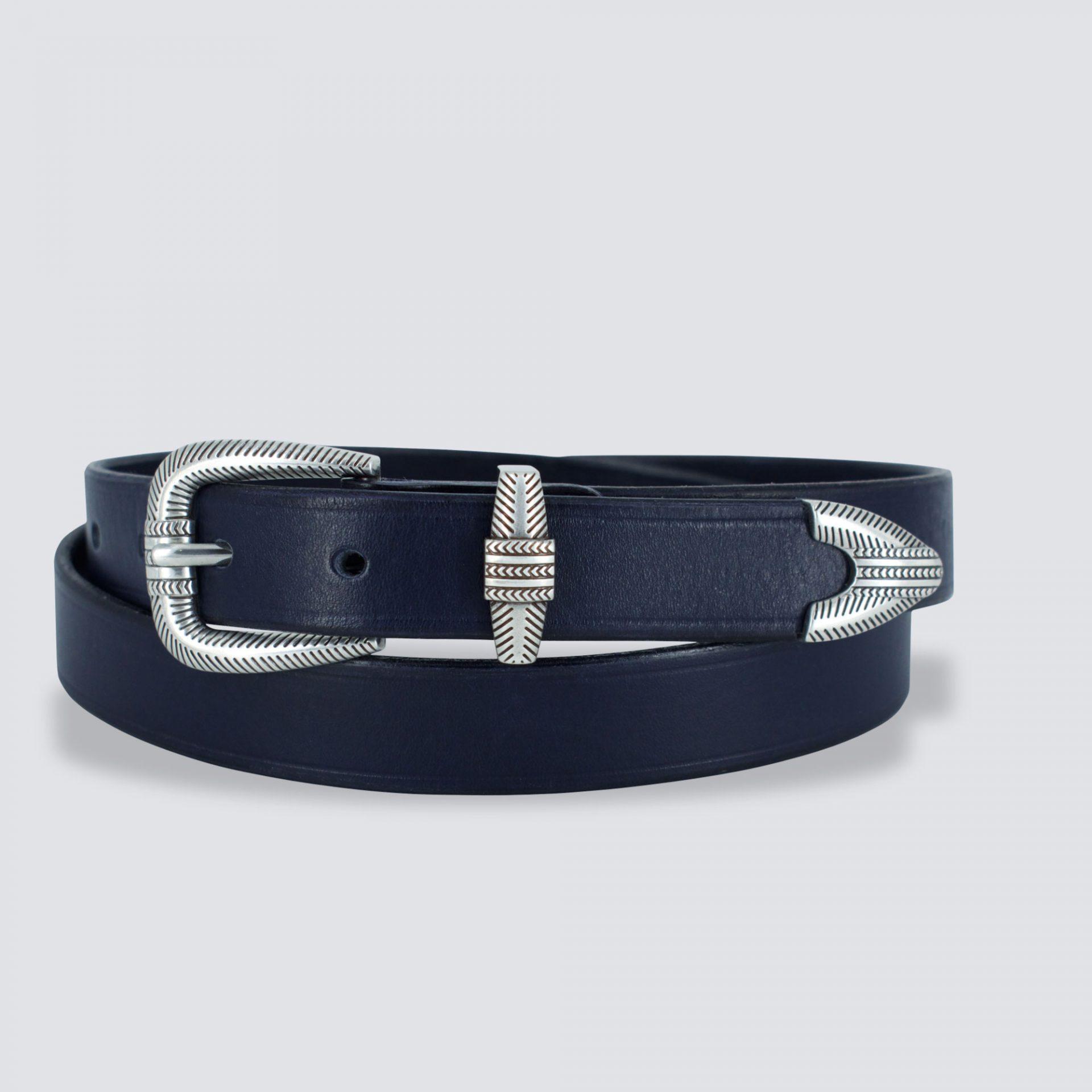 Ceinture cuir Merida bleu marine enroulée fond gris
