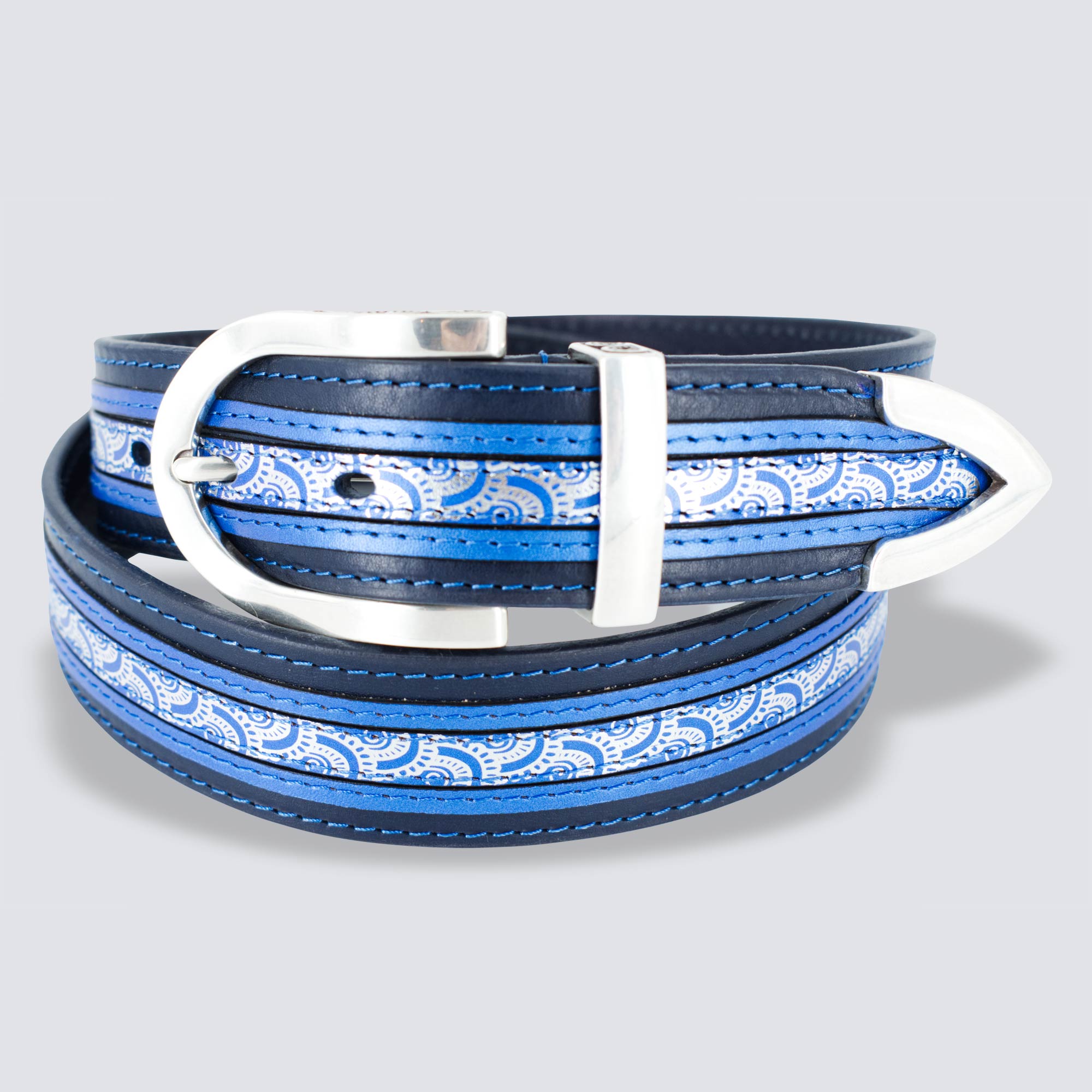 ceinture cuir Arlésienne bleu enroulée fond gris