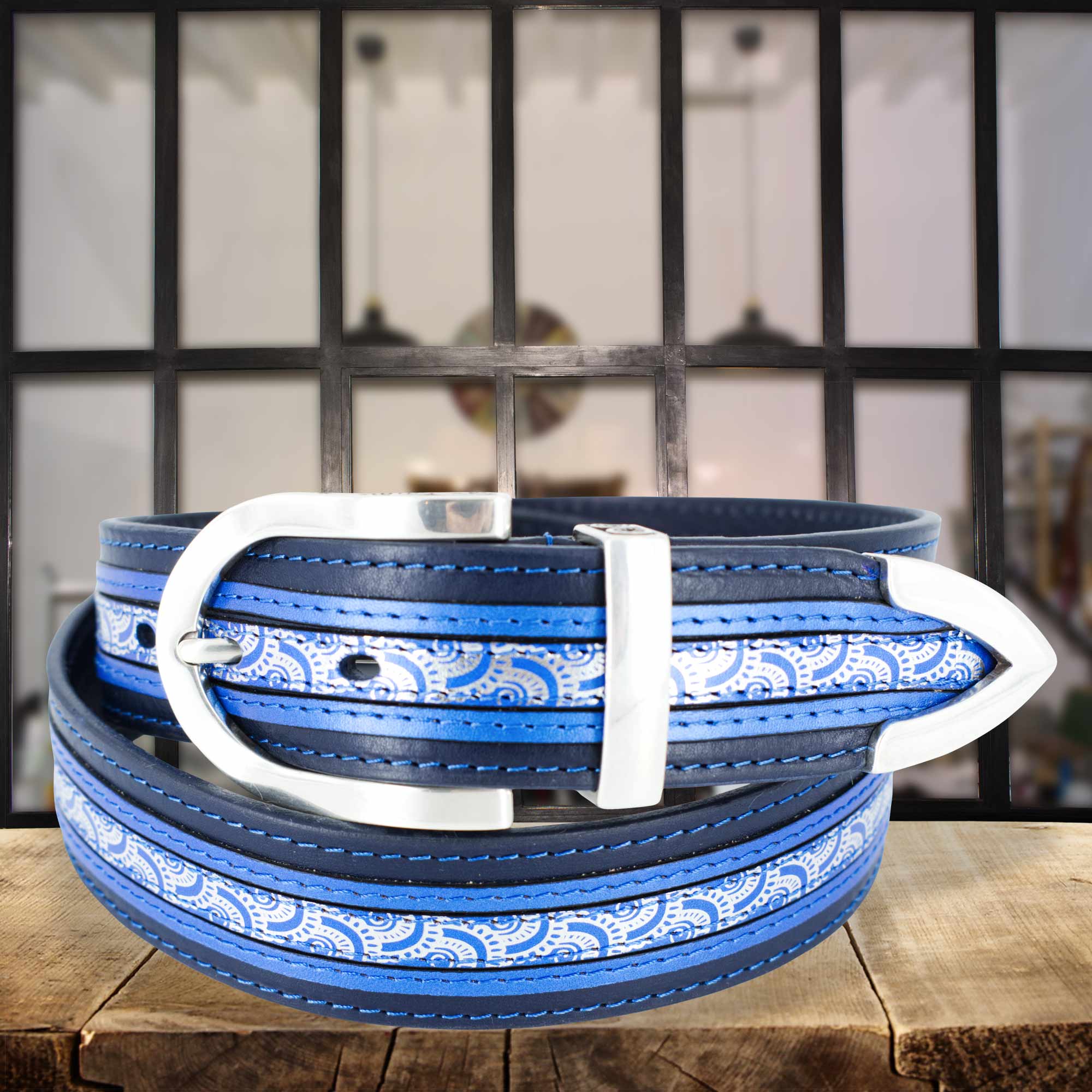ceinture cuir Arlésienne bleu enroulée