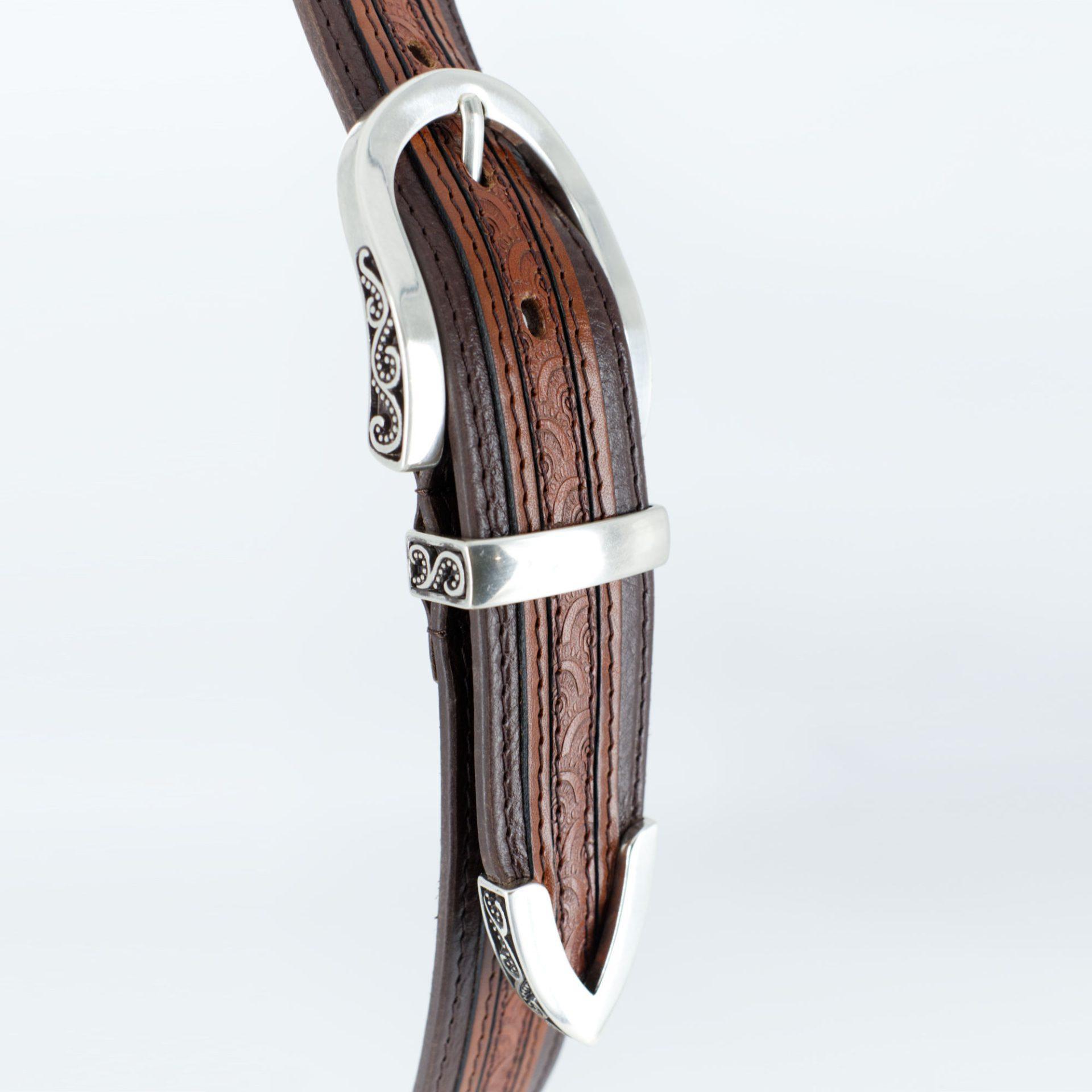 ceinture cuir Arlésienne chocolat zoom fond gris