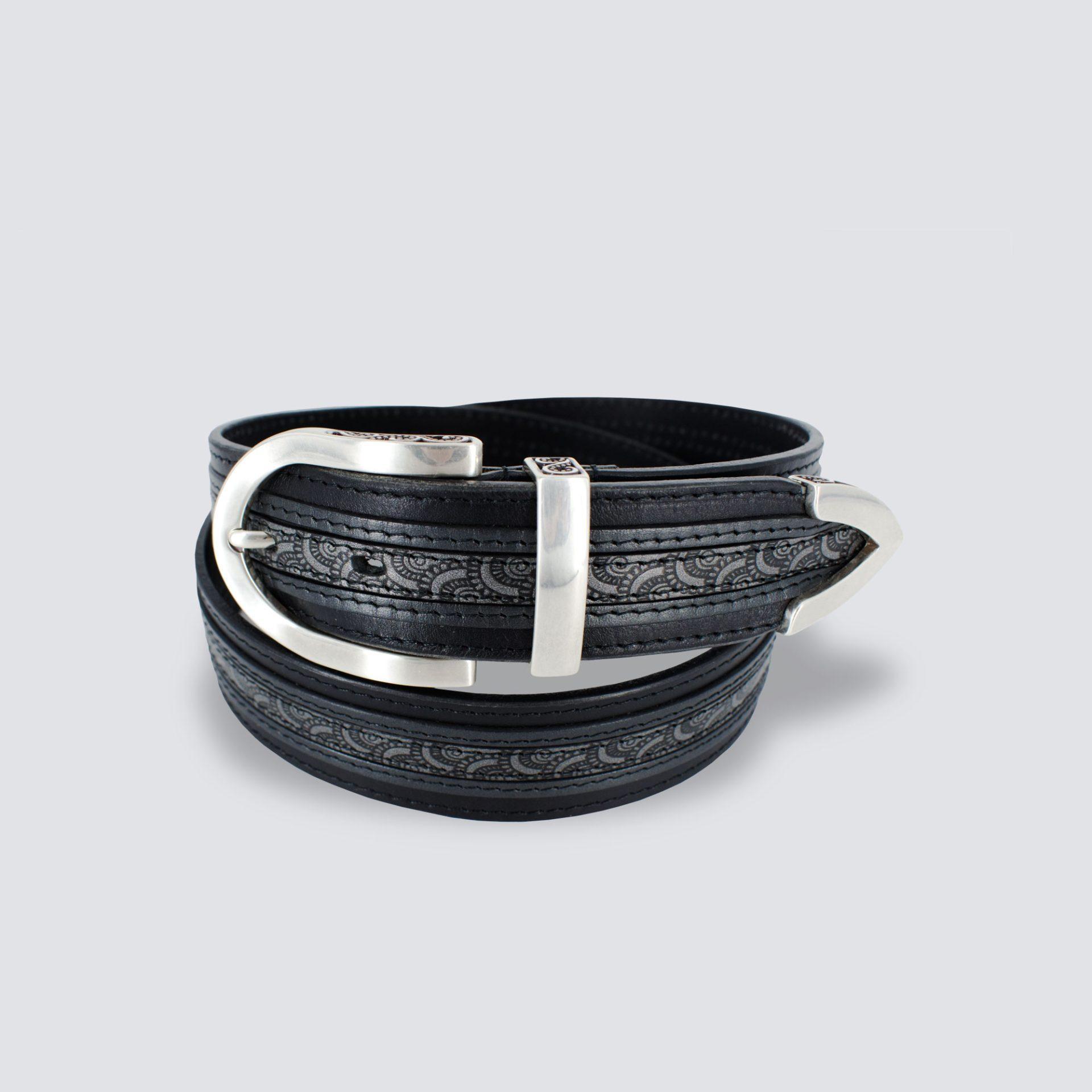 ceinture cuir Arlésienne noir enroulée fond gris