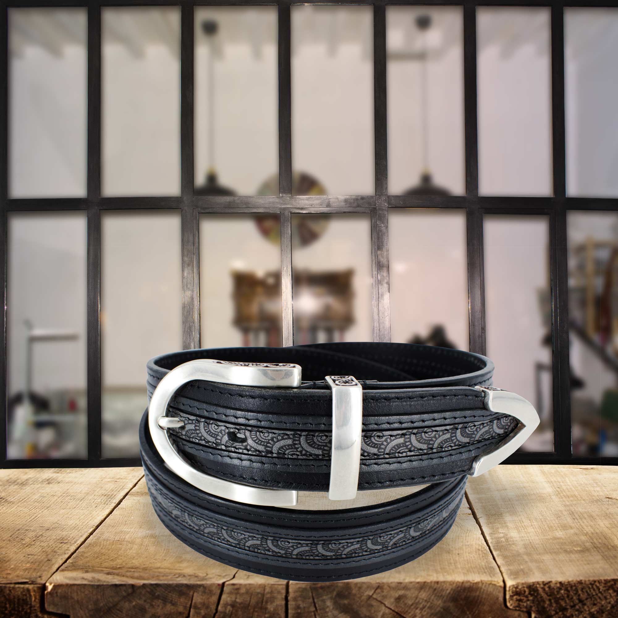 ceinture cuir Arlésienne noir enroulée