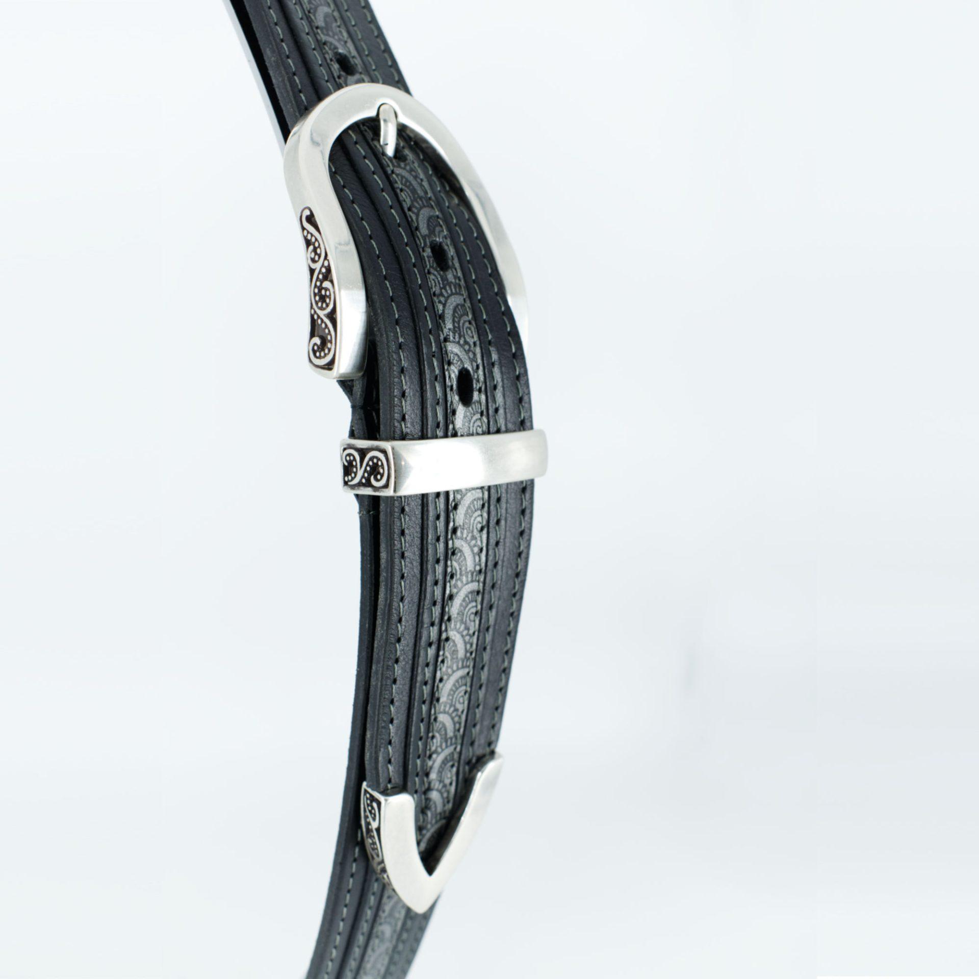 ceinture cuir Arlésienne noir fond gris zoom