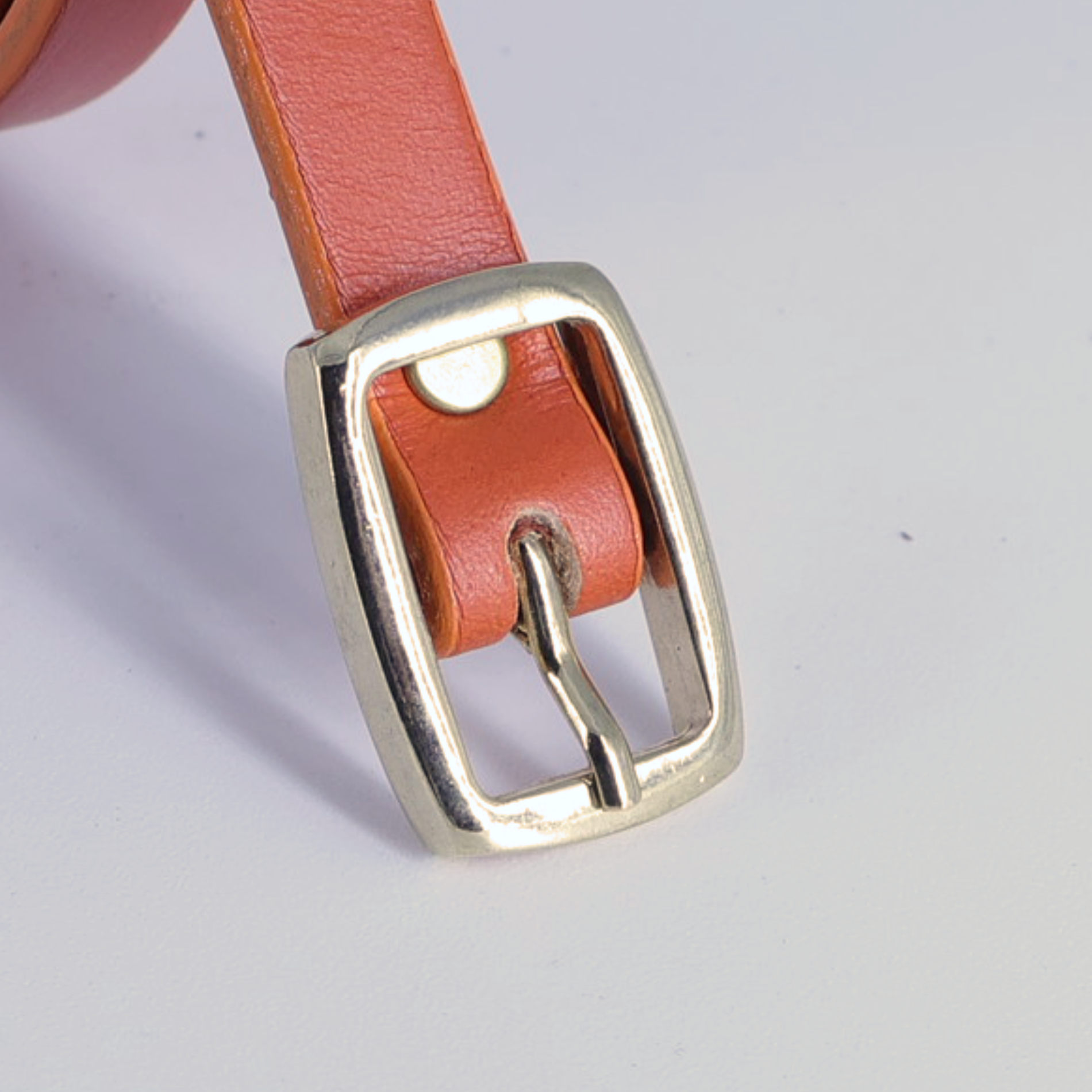 Boucle dorée ceinture cuir fine