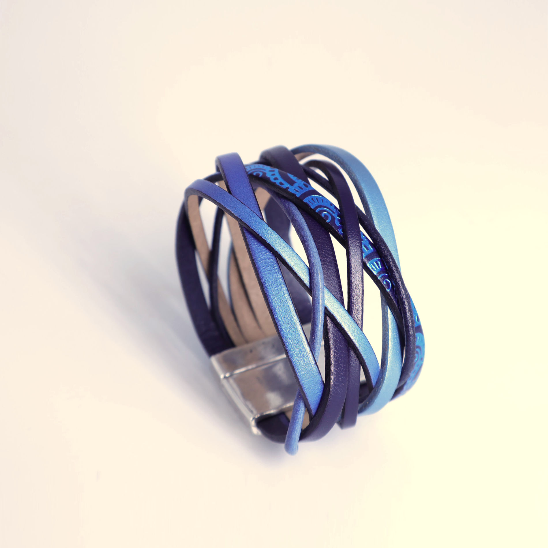 bracelet cuir entrelas bleu électrique enroulé