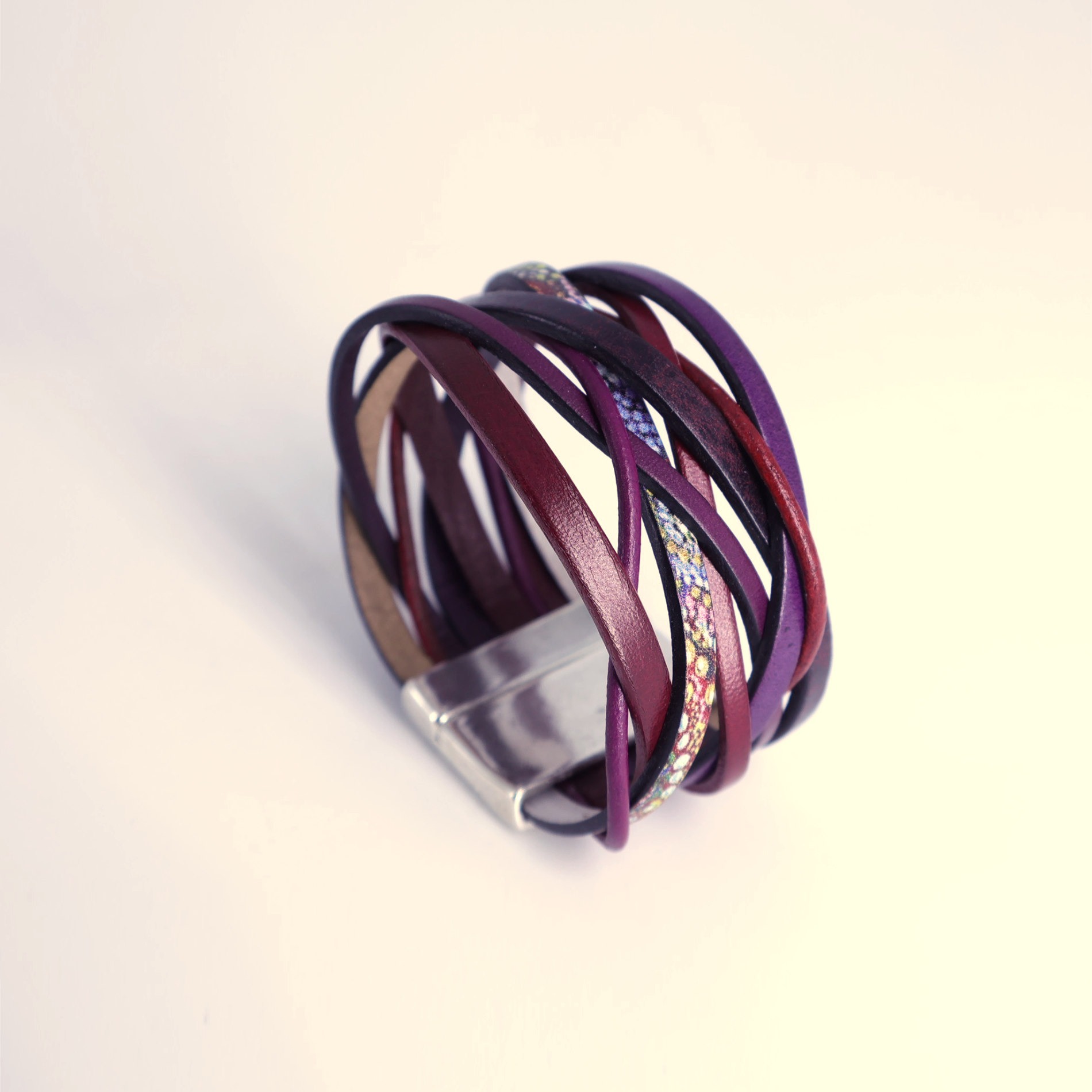 Bracelet cuir entrelas prune enroulé